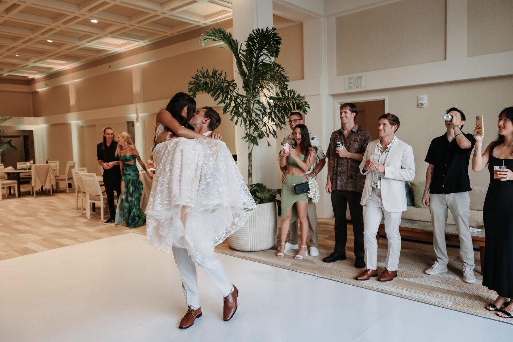 kaimana-beach-hotel-intimate-wedding-hawaii-23401(9)
